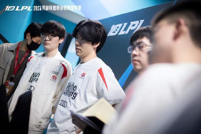 更因为两人 更因为两人